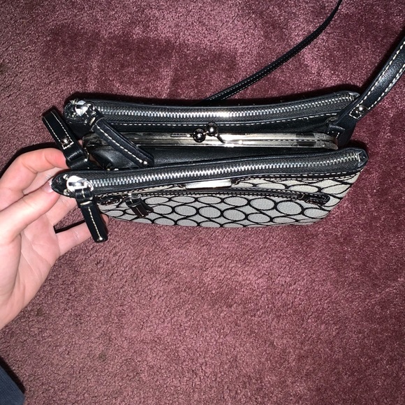 Nine West Crossbody Bag 🖤🤍 - Picture 2 of 4